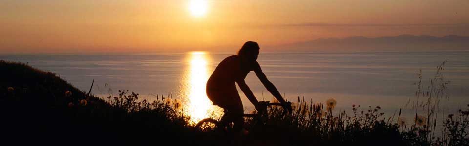 Mountain bike con tramonto dietro la Corsica